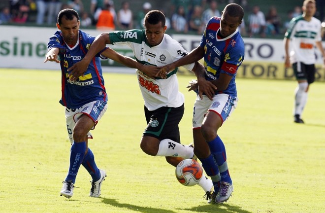O atacante coxa-branca Bill é cercado por dois adversários no duelo com o Cianorte, que fechou a participação perfeita do Coritiba no Campeonato Paranaense | 