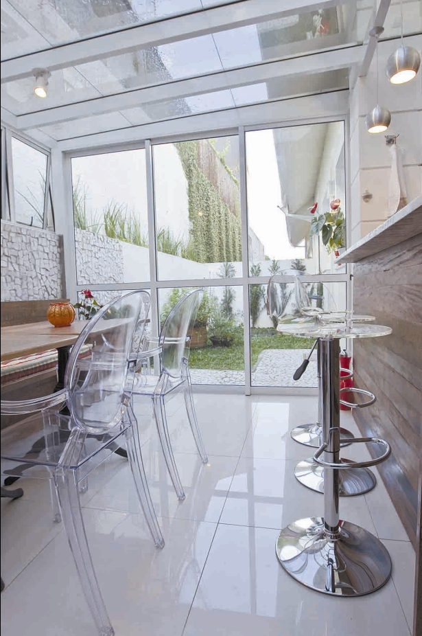 Apartamento da advogada Maria Cristina: varanda fechada para aproveitar também nos dias frios e chuvosos | Fotos: Antônio Costa/ Gazeta do Povo