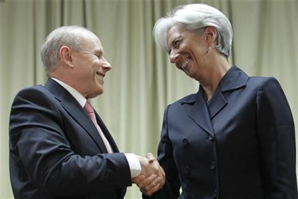 O ministro da Fazenda, Guido Mantega, aperta mão da ministra francesa de Finanças, Christine Lagarde, em Brasília | REUTERS/Ueslei Marcelino