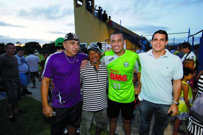 Léo Gago posa para foto com os amigos Martins, Alderni e Junior | 