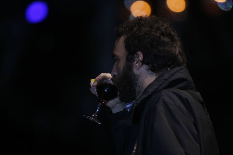 Marcelo Camelo e a taça de vinho bebia entre uma música e outra | Jonathan Campos/Gazeta do Povo