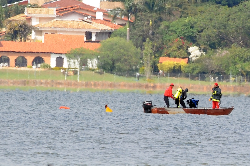 O Corpo de Bombeiros está usando um grupo de cerca de 30 mergulhadores e mais 56 pessoas estão envolvidas no apoio das operações | Agência Brasil