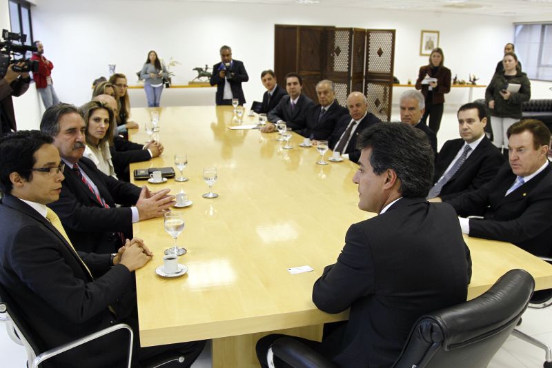 Richa reunido com representantes da sociedade civil e da bancada: pressão pelo TRF | Orlando Kissner/AENotícias