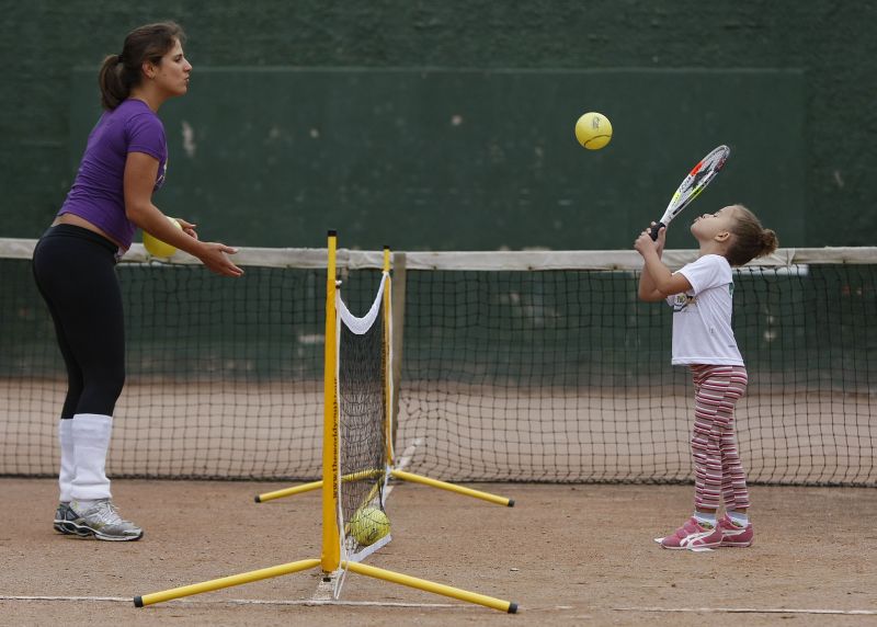 Ex-tenista, com passagem pelo torneio de Roland Garros, Gabriela Miró agora se dedica a ensinar crianças | Jonathan Campos/ Gazeta do Povo