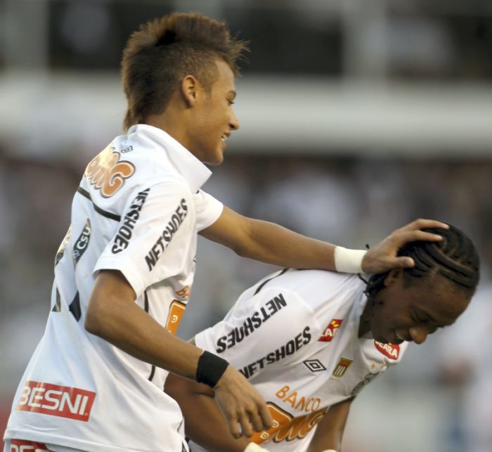 Neymar brinca com Arouca na comemoração do primeiro gol santista: atacante fez a diferença nas finais do Paulistão | Paulo Whitaker/Reuters