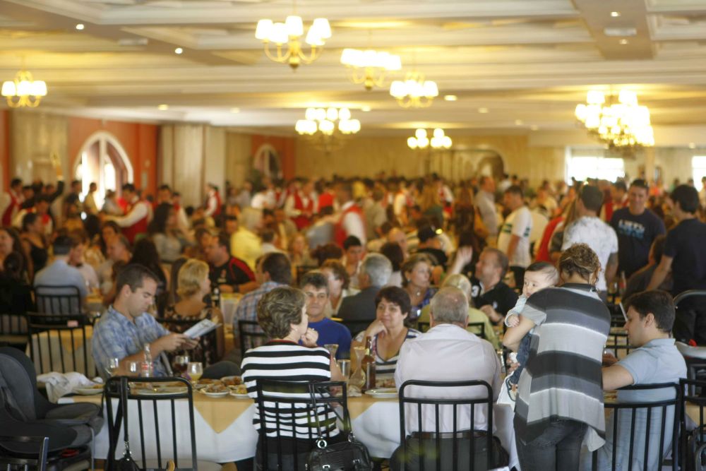 Os restaurantes de Santa Felicidade tiveram filas desde o final da manhã. | Aniele Nascimento - Gazeta do Povo