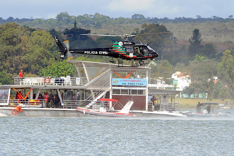 Brasília O Corpo de Bombeiros do Distrito Federal retoma as buscas por oito vítimas do acidente que ocorreu, no Lago Paranoá | Agência Brasil