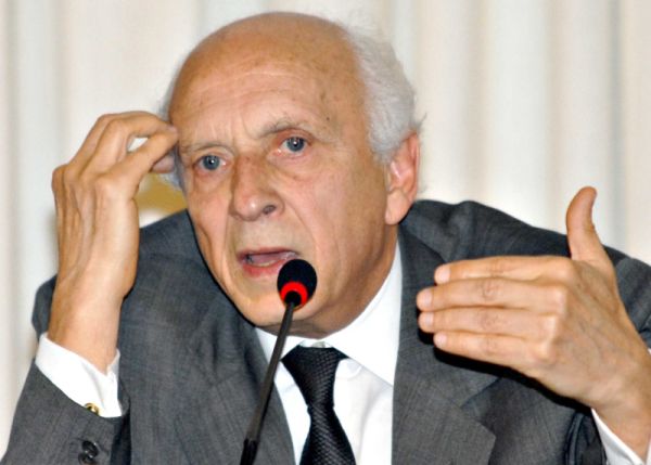 "A destruição acelerada da Amazônia é a condenação do Brasil a uma situação de perda de competitividade, é um suicídio em nome de um lucro imediato, é um retrocesso histórico." Rubens Ricúpero, ex-ministro do Meio Ambiente no governo Itamar Franco | Wilson Dias/ABr