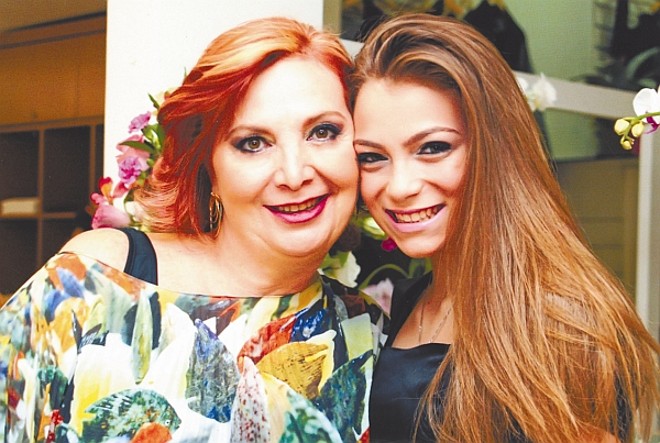 Gabriela e Célia Burkinski Caldeira, neta e filha de Lina Feiges Burkinski, proprietária do Espaço JabutiQ, em tarde de lançamento de sua coleção OutonoInverno, e que contou com o brilho da atriz Guilhermina Guinle | 