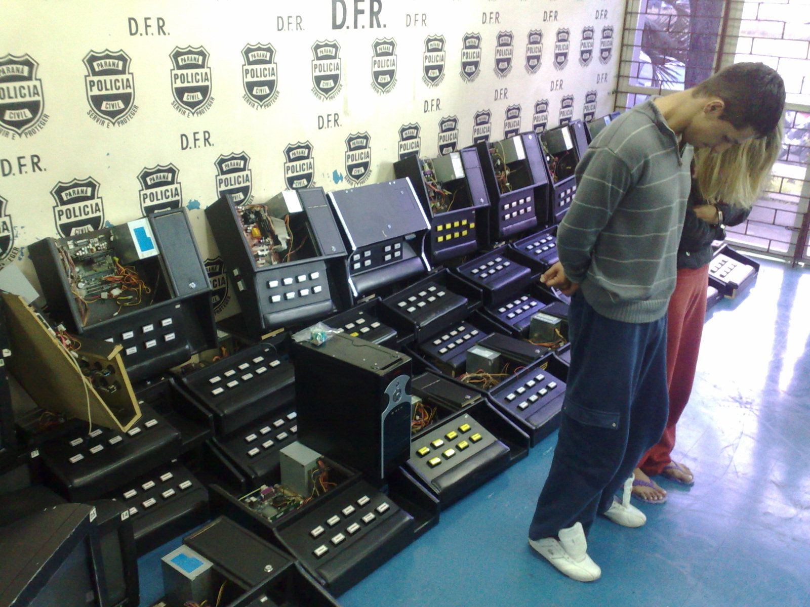 Durante a operação, duas pessoas foram presas pelo uso de documentos falsos | Gladson Angeli / Agência de Notícias Gazeta do Povo