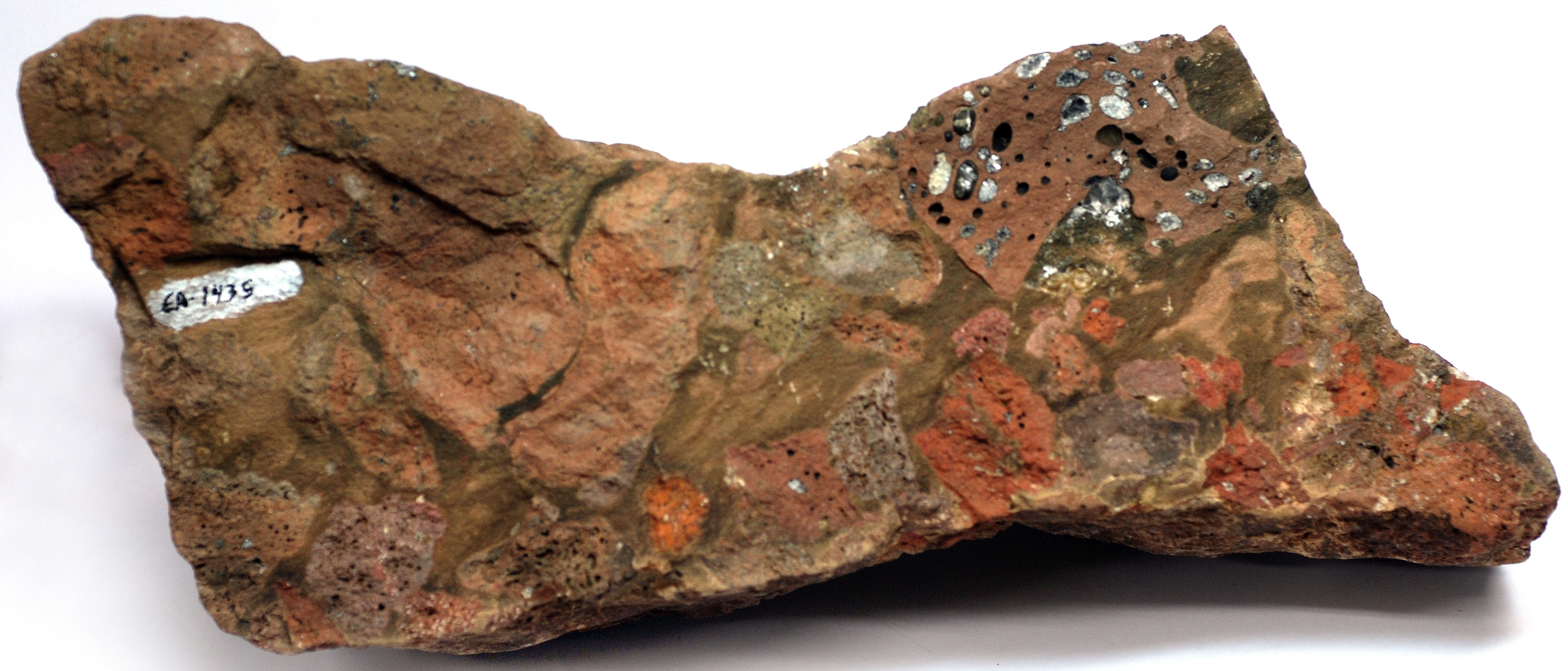 Fragmento de rocha ígnea, de 35 cm, encontrado pelos geólogos da Mineropar em Cruz Machado | Divulgação