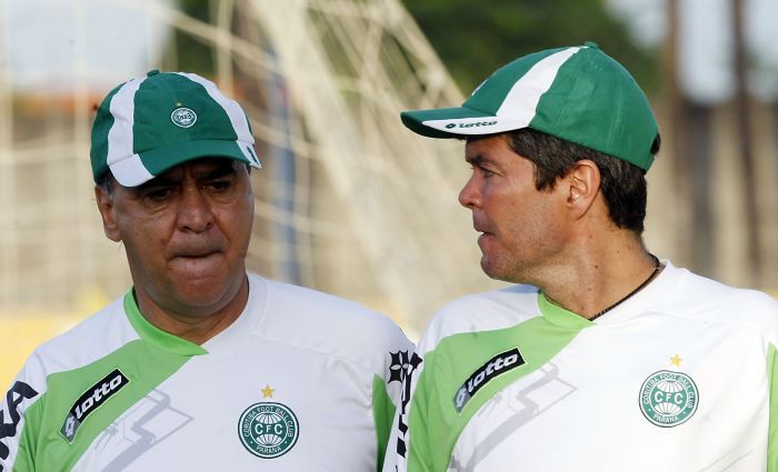 Marcelo Oliveira com o superintendente Felipe Ximenes no treino em Fortaleza: tranquilidade para ir em busca do título | Hedeson Alves / Gazeta do Povo