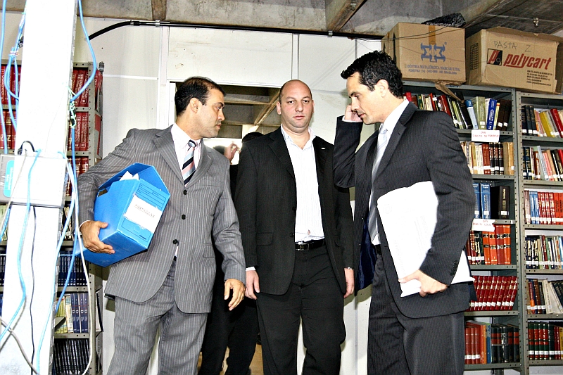 O procurador Fidelis Canguçu (centro) sai acompanhado do promotor Renato Castro e do delegado Alan Flore | Gilberto Abelha/ Gazeta do Povo