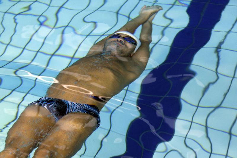 Diogo Yabe treina na piscina do Clube Curitibano: londrinense volta a competir na terra natal | Valterci Santos/ Gazeta do Povo