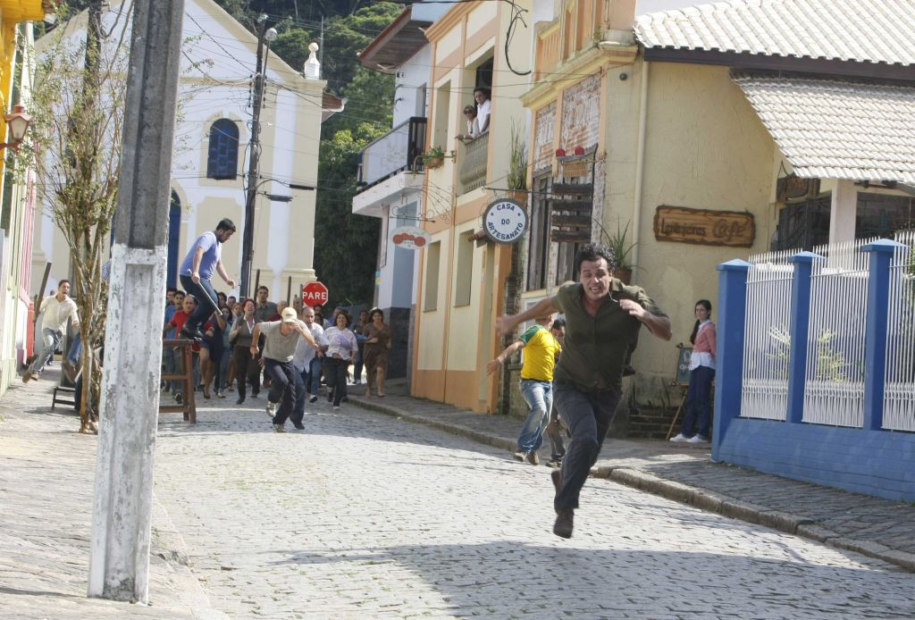 Rua Ermelino de Leão, no centro de Antonina, é usada para a cena de perseguição do personagem de Rodrigo Lombardi | Aniele Nascimento/Gazeta do Povo