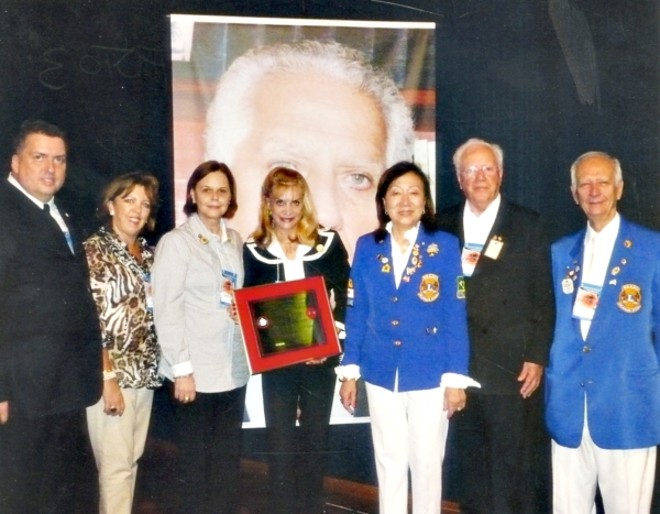 HOMENAGEM AO SAUDOSO TULIO VARGAS -Na Convenção do Lions Club, que aconteceu em Foz do Iguaçu, o ponto alto foi a homenagem prestada a Tulio Vargas, com a entrega de placa à esposa, Lylian. No evento, a presença do filho do homenageado, Marco Tulio Vargas (à esq), Bernadete Guimarães, Maria Helena de Mari, Lylian Vargas, Lin Rigo, Mário de Mari e Cláudio Rigo |