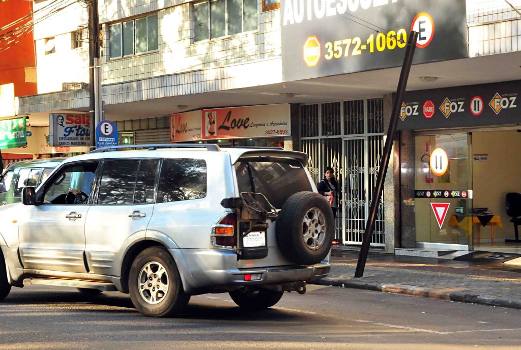 Automóveis importados e de alto custo, com placa paraguaia, circulam livremente em Foz do Iguaçu: fiscalização de trânsito no Brasil dificilmente comprova irregularidades ou fraude fiscal | Marcos Labanca/Gazeta do Povo