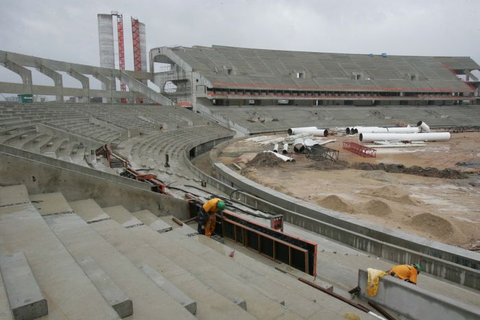 Imagem da construção do Estádio João Havelange, o Engenhão, que custou R$ 380 milhões - seis vezes o valor inicial. | Marcelo Elias/ Gazeta do Povo
