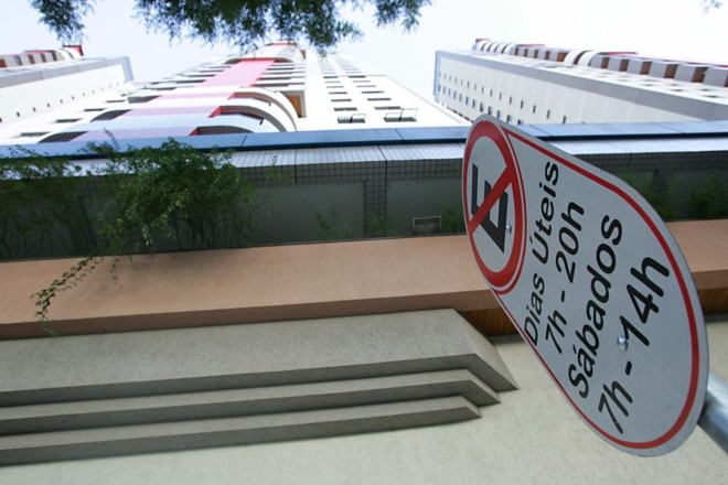 O vereador Sabino Picollo solicitou a colocação de uma placa proibindo o estacionamento em um dos lados da rua que dá acesso ao prédio onde mora | 