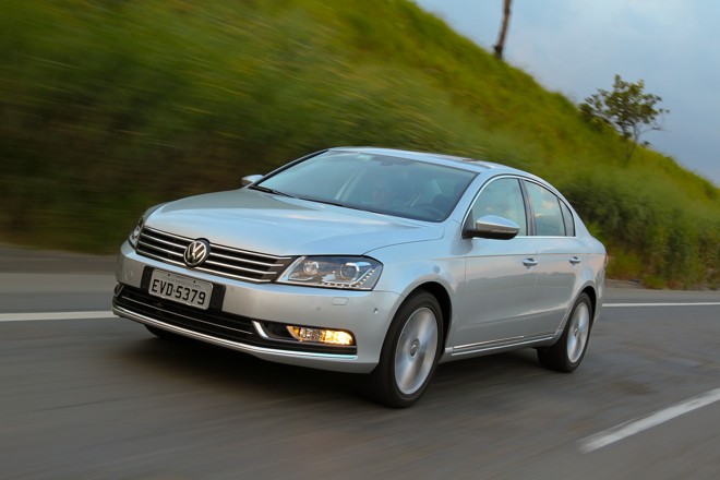 A frente do Passat destaca a grade formada por quatro barras transversais e o logo da marca | Fotos: Divulgação/Volkswagen