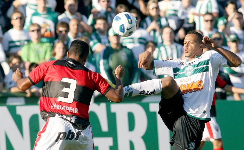 O atacante Bill tentou na base da força vencer a retranca do Atlético-GO, mas os erros de finalização castigaram o Coritiba | Valterci Santos/ Gazeta do Povo