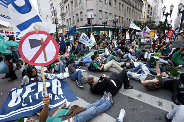 Cidades serão afetadas, diz movimento- O Ato Nacional em Defesa do Código Florestal critica o novo código. As mudanças, dizem, não afetarão apenas o meio rural, mas as cidades também, com o aumento do número de desastres naturais. Na tarde da última quinta-feira o movimento, que coletou 80 mil assinaturas para o Manifesto contra a Degradação do Código Florestal, reuniu centenas de manifestantes no centro de Curitiba | Albari Rosa/ Gazeta do Povo