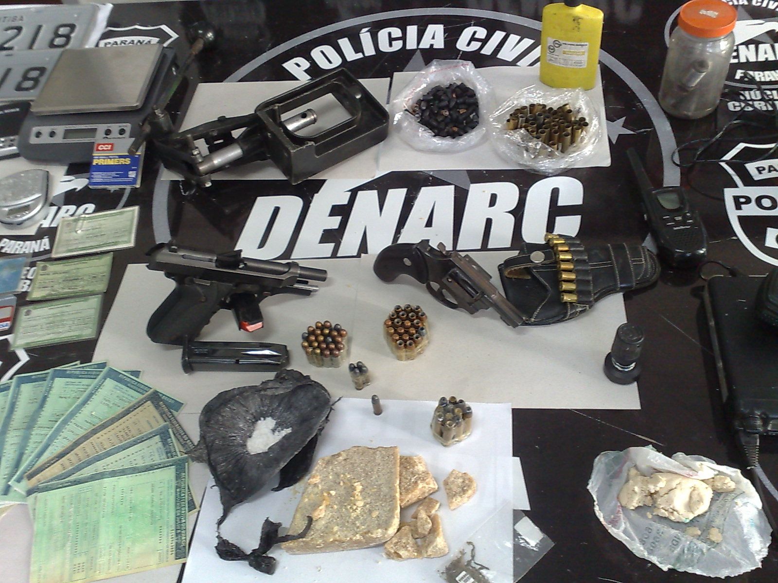Com os detidos, a polícia apreendeu balanças de precisão, drogas, armas, munição e documentos falsos | Gladson Angeli / Agência de Notícias Gazeta do Povo