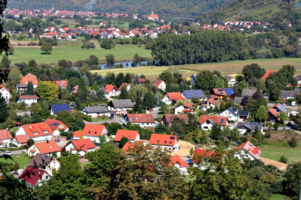 Telhados cobertos por painéis fotovoltaicos (azuis) em Heidelberg: na Alemanha, consumidor pode produzir sua própria energia e vender o excedente à rede | Jimw / Creative Commons