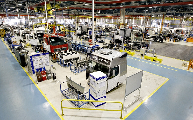 Linha de produção de caminhões da Volvo, em Curitiba: funcionários da empresa querem R$ 8 mil pela primeira parcela da participação nos lucros, mais R$ 2 mil de vale-mercado | Daniel Castellano/ Gazeta do Povo