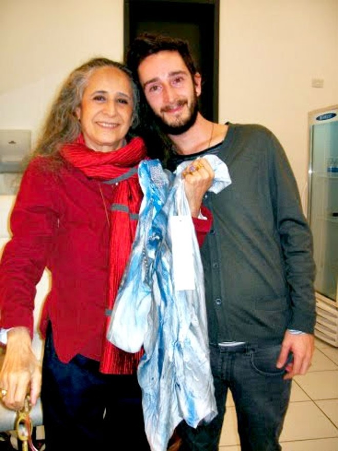 Maria Bethânia recebeu no camarim o estilista curitibano Alexandre Linhares, da marca Heroína, após o show de terça-feira no Positivo. Ela topou o encontro ao saber que é a 