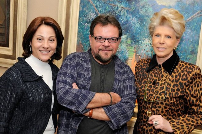 CELSO COPPIO OFERECEU COQUETEL - O artista plástico Celso Coppio ofereceu a clientes e amigos coquetel em homenagem ao Dia das Mães. Entre as presentes, a arquiteta Cristiane Maciel e Rosimere Bittencourt Franceschi, que fizeram questão de abraçar o amigo | 