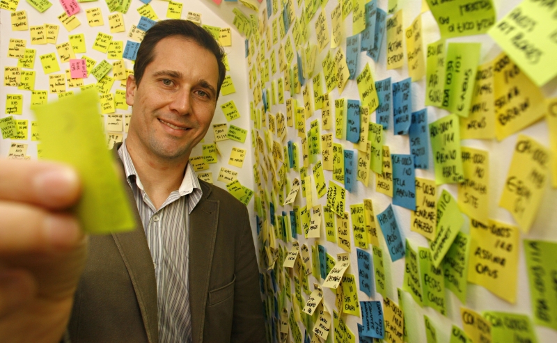 Fabiano Cruz: Na agência falamos de 30, 40 marcas diferentes, por isso é um trabalho de que é difícil enjoar". | Priscila Forone/Gazeta do Povo