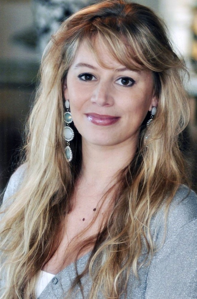 A designer Maria Ignez Simões, como vem fazendo, marcará presença no Fashion Business, que acontece no Rio, de 24 a 27 de maio. Apresentará bijuterias de luxo, criações que vêm complementando o visual de notáveis do vídeo nacional | 