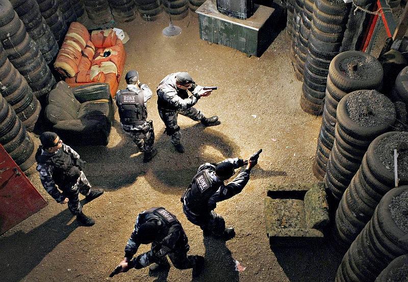 Policiais participam de simulação, ontem, na Academia do Guatupê: treinamento de olho na Copa de 2014 | Antônio Costa/ Gazeta do Povo