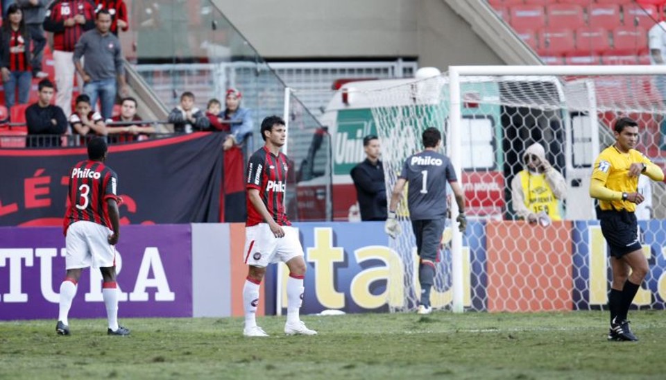 O zagueiro Rafael Santos não esconde o constrangimento após marcar o gol contra que decretou a derrota atleticana para o Grêmio, ontem, na Arena | Hedeson Alves/ Gazeta do Povo
