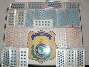 Homem foi detido por suspeita de contrabando de medicamentos | Foto: Polícia Rodoviária Federal/Divulgação