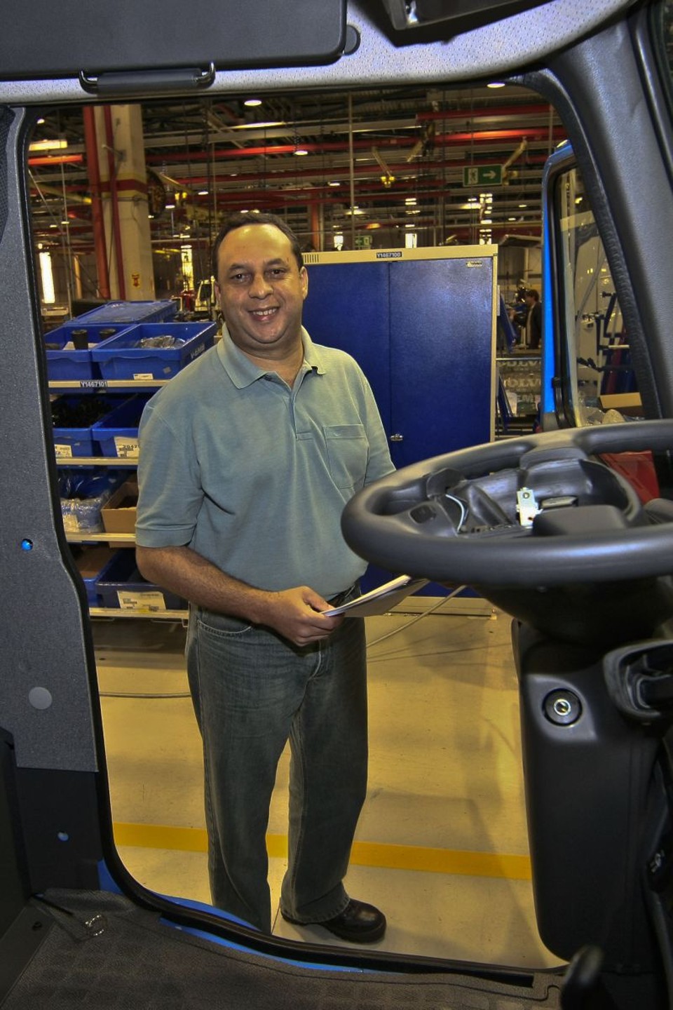 O diploma faz toda a diferença Paulo Cesar entrou na Volvo com ensino médio, mas agora já tem especialização | Albari Rosa/ Gazeta do Povo