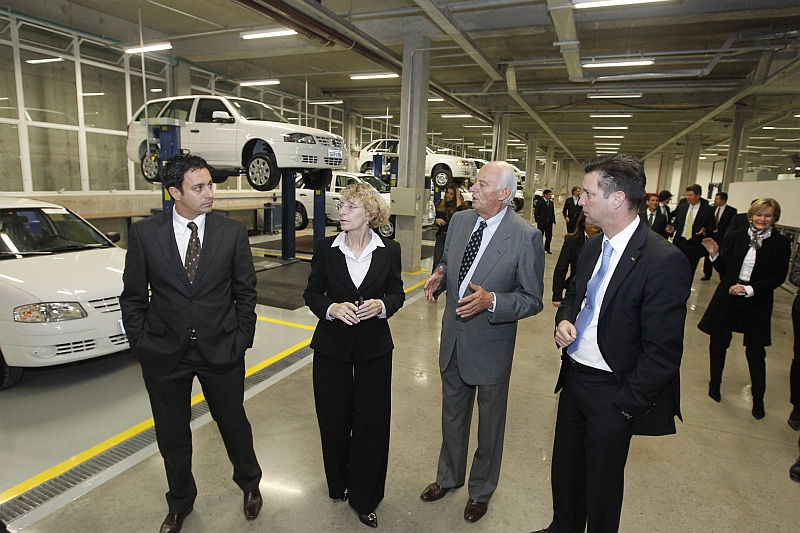 O presidente da Volkswagen do Brasil, Thomas Schmall (à dir.), e a vice-presidente de marketing e vendas da montadora, Jutta Dierks, fizeram um tour pela nova concessionária do Grupo Servopa ciceroneados pelo presidente do grupo, Hans Voswinkel (ao centro) e pelo diretor Roger Pedroso (à esq.). Schmall e Dierks vieram de São Paulo especiamente para conhecer a nova loja, inaugurada nesta quarta-feira, na Avenida das Torres | Diego Pisante