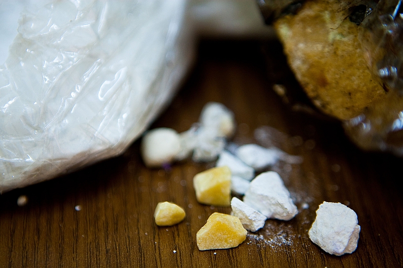 O crack (mais branco, à esquerda) e o oxi (amarelo-escuro): nova droga é mais barata e mais prejudicial à saúde | Daniel Marenco/Folhapress