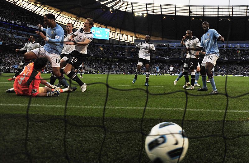 Gol contra de Peter Crouch decide vaga inédita a favor do Manchester City | Nigel Roddis / Reuters