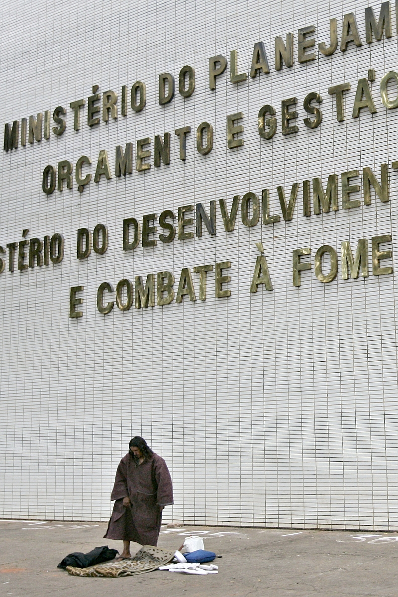 Morador de rua na Esplanada dos Ministérios, em Brasília: redução da miséria é a principal promessa da presidente Dilma | Wilson Pedrosa/AE