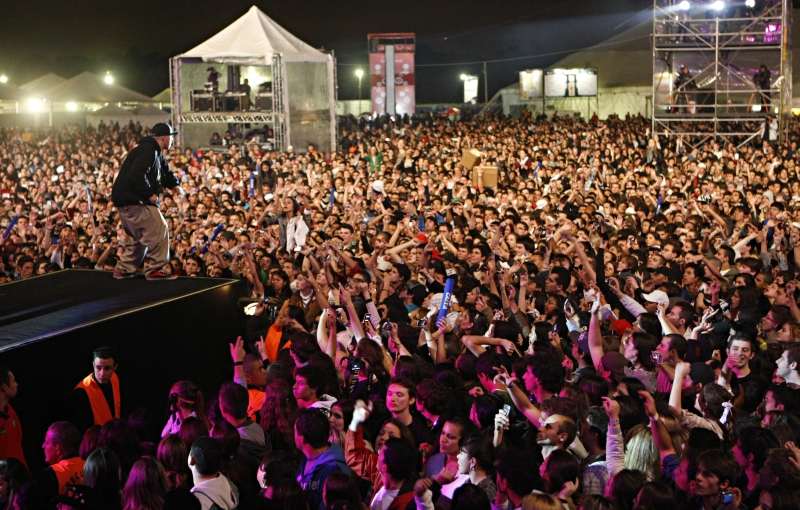 A banda Charlie Brown Jr. foi uma das grandes atrações da abertura, que levou uma multidão para a tenda LunaStage | Aniele Nascimento/ Gazeta do Povo