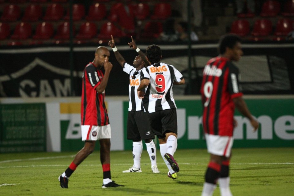 Toró e Guilherme, do Atlético-MG, comemoram gol na vitória por 3 a 0 do Galo sobre o Furacão: time paranaense ficou devendo | Cristiano Couto/Hoje em Dia