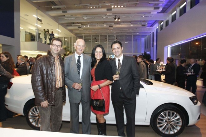 BADALADA INAUGURAÇÃO -A nova concessionária do Grupo Servopa foi inaugurada com uma nova proposta: a sustentabilidade. Além de usar materiais reciclados e reaproveitados, sistemas de energia e iluminação especiais, conta até com estacionamento de bicicletas. O presidente do grupo, Hans Voswinckel (2º, da esq. para a direita) e o diretor Roger Pedroso (à direita) receberam no evento Dado Dantas e Ilse Lambach, responsáveis pela concorrida inauguração |