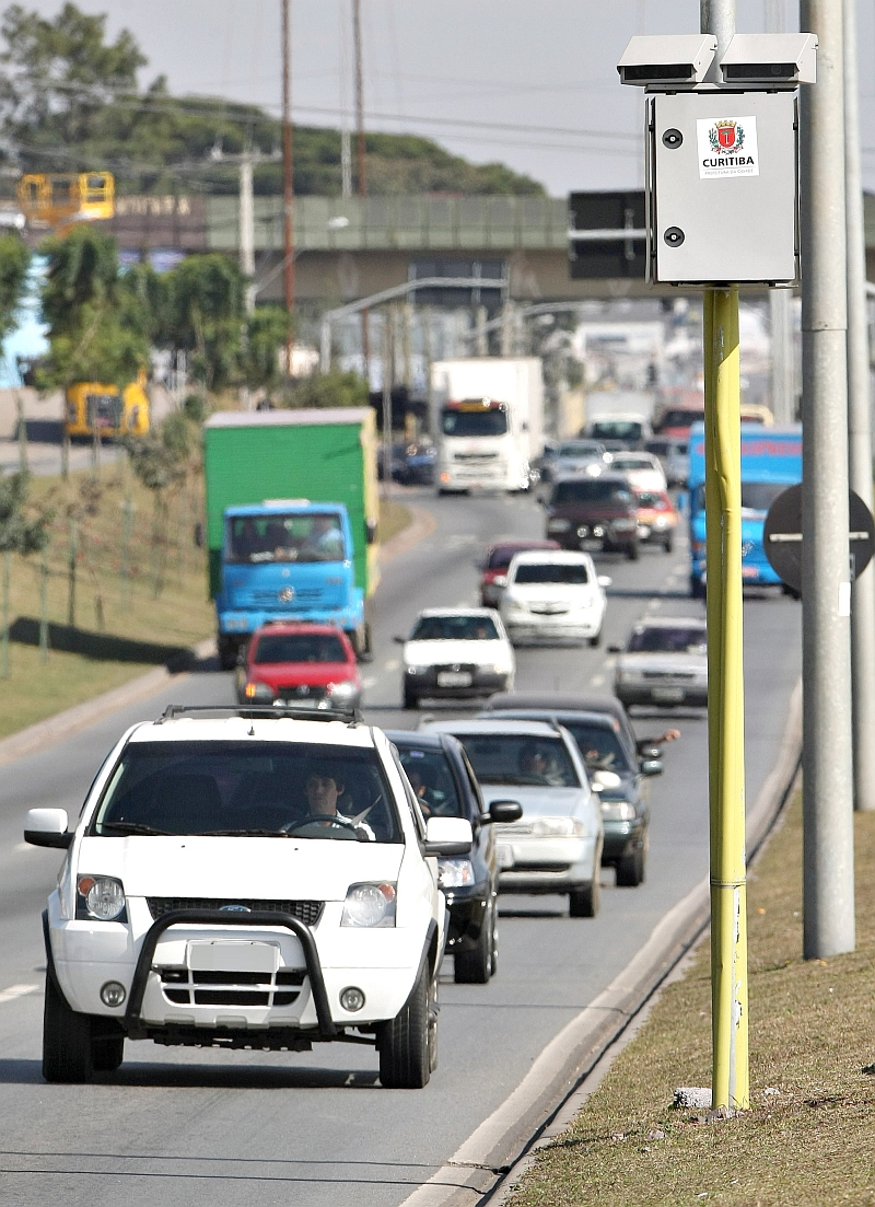 Radares da Linha Verde fiscalizam apenas conversão proibida e avanço de sinal | Foto: Walter Alves/ Gazeta do Povo