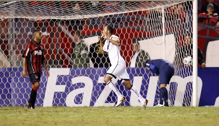 Alecsandro marca e comemora com a careta, marca registrada do pai do jogador, o atacante Lela, quando jogava no Coritiba | Hedeson Alves / Gazeta do Povo