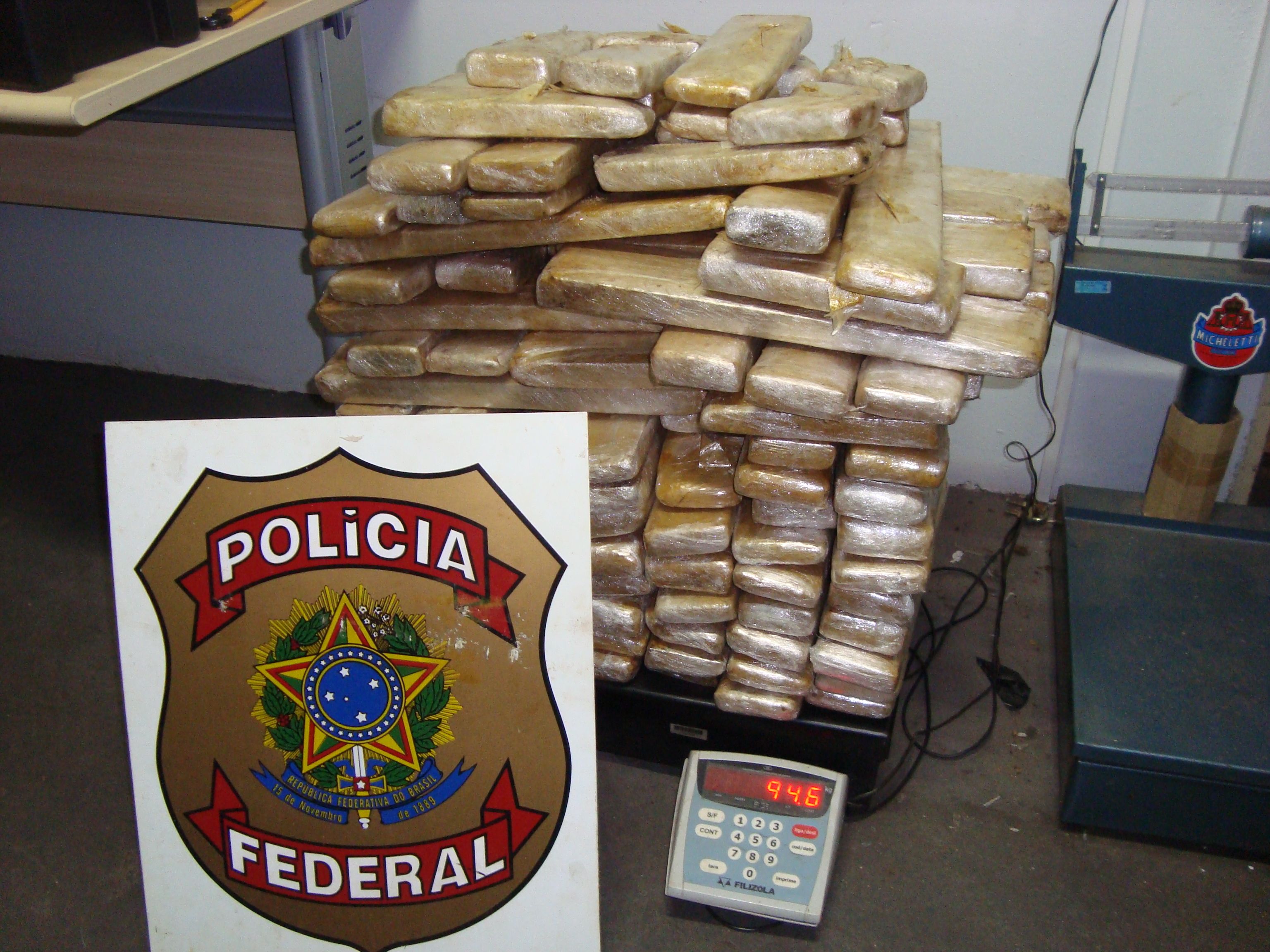 A droga estava escondida no para-choque e no teto de um veículo Kia Sportage, com placas do Paraguai | Divulgação