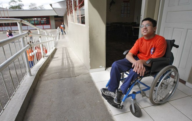 Geovani, irmão de Andressa, estuda em uma escola municipal adaptada |