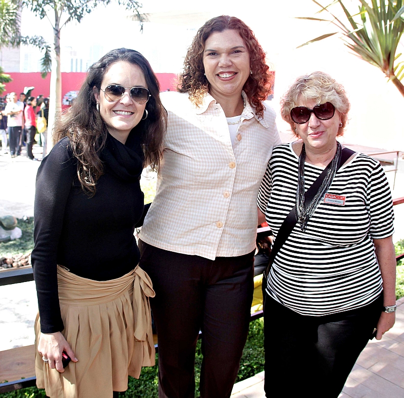 Marcella Nogueira (à esq.) e Vanessa Schroeder (ao centro), executivas de O Boticário, com Cristina Moraes, diretora da Casa Cor, na avant-première para convidados promovida no último sábado no Jockey Club paulistano. O Boticário é um dos patrocinadores do evento que fica em cartaz até 12 de julho | Eduardo Viana