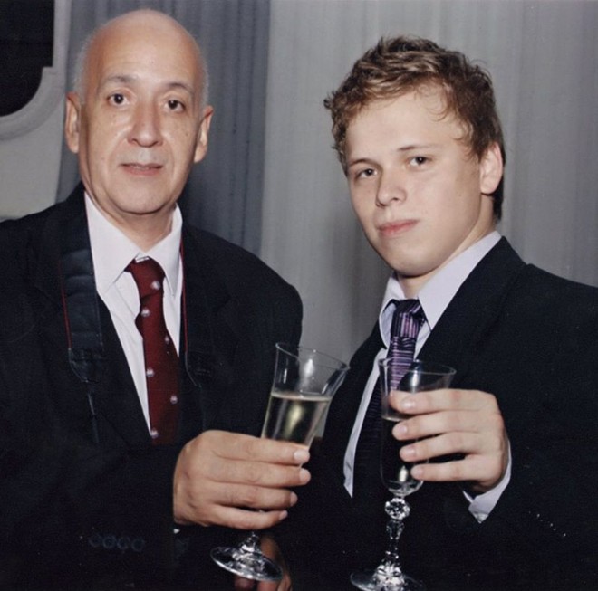 PRÊMIO MERECIDO - Durante o I Wedding Party Awards, o fotógrafo Tiomkim foi agraciado com o prêmio de fotojornalismo, em reconhecimento ao seu elogiado trabalho. Tiomkim celebrou a honraria ao lado do DJ Lucas Lunik | 